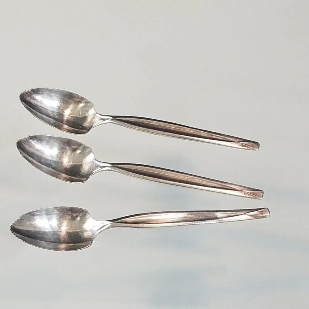 3 Vintage WM Rogers MFG CO Serrated Grapefruit Spoons Silverplate 6 In long